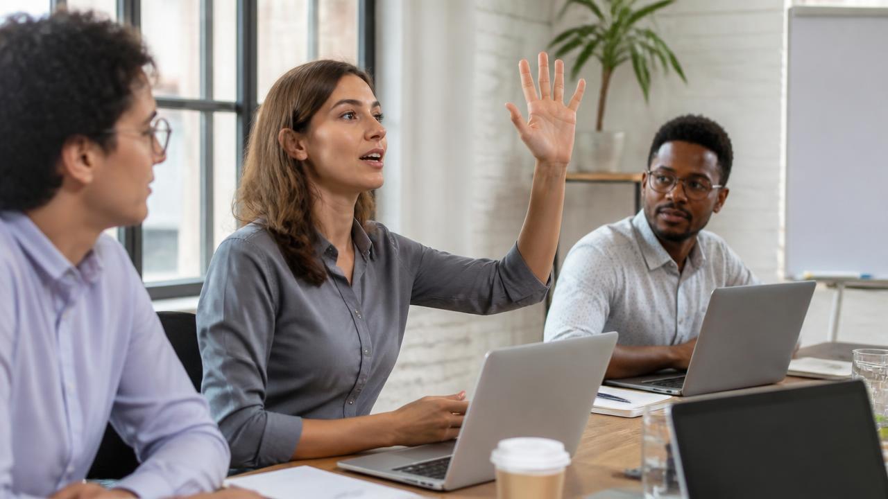 Collega's stellen vragen tijdens een overleg met laptops